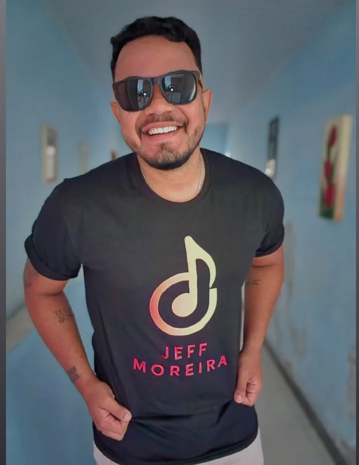 Jeff Moreira de óculos escuros, sorrindo